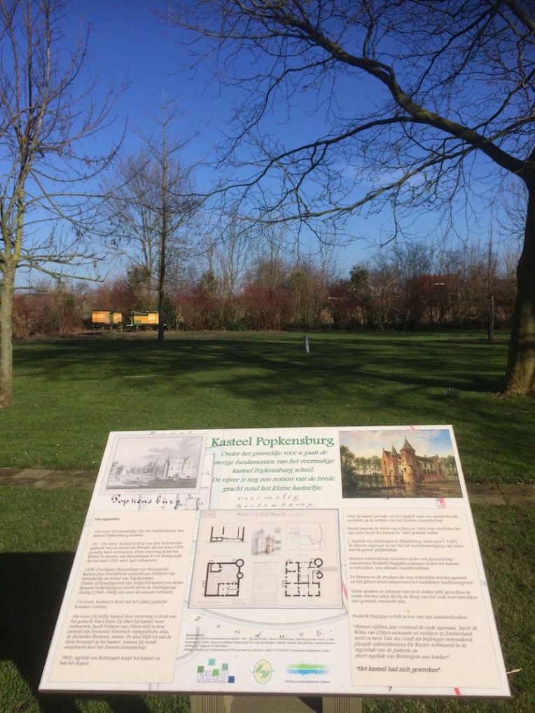 informatiebord en bijenkasten